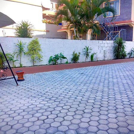 Hotel Buttercup Pokhara Bagian luar foto