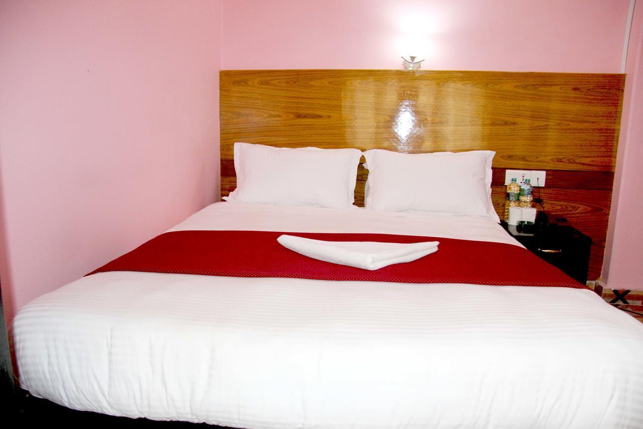 Hotel Buttercup Pokhara Bagian luar foto
