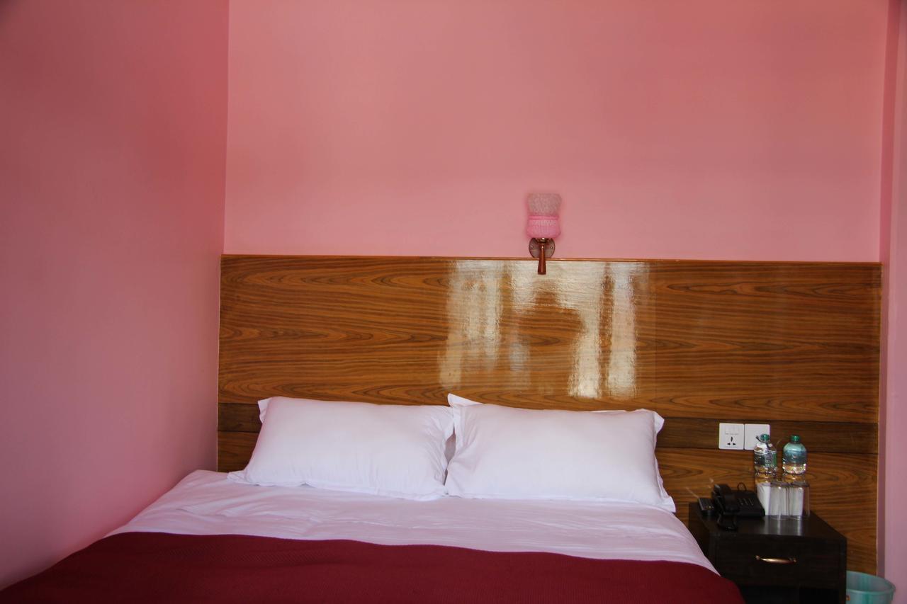 Hotel Buttercup Pokhara Bagian luar foto