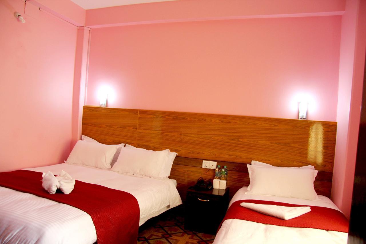Hotel Buttercup Pokhara Bagian luar foto