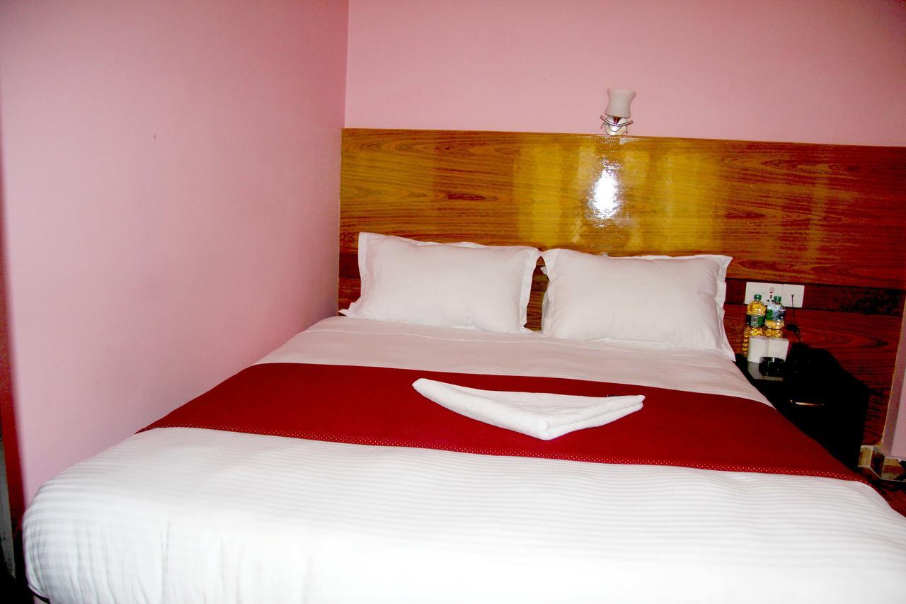 Hotel Buttercup Pokhara Bagian luar foto