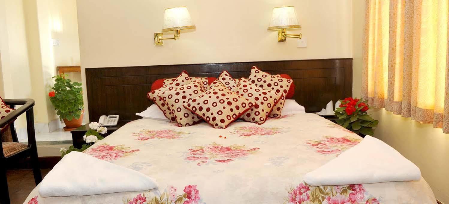 Hotel Buttercup Pokhara Bagian luar foto