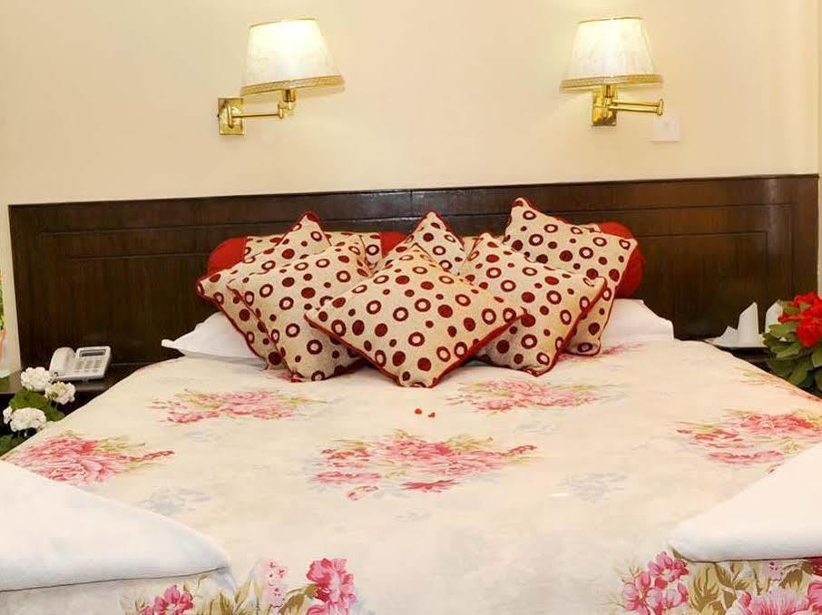 Hotel Buttercup Pokhara Bagian luar foto
