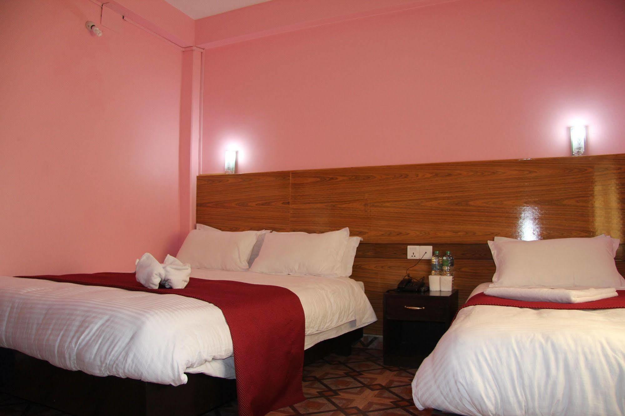 Hotel Buttercup Pokhara Bagian luar foto
