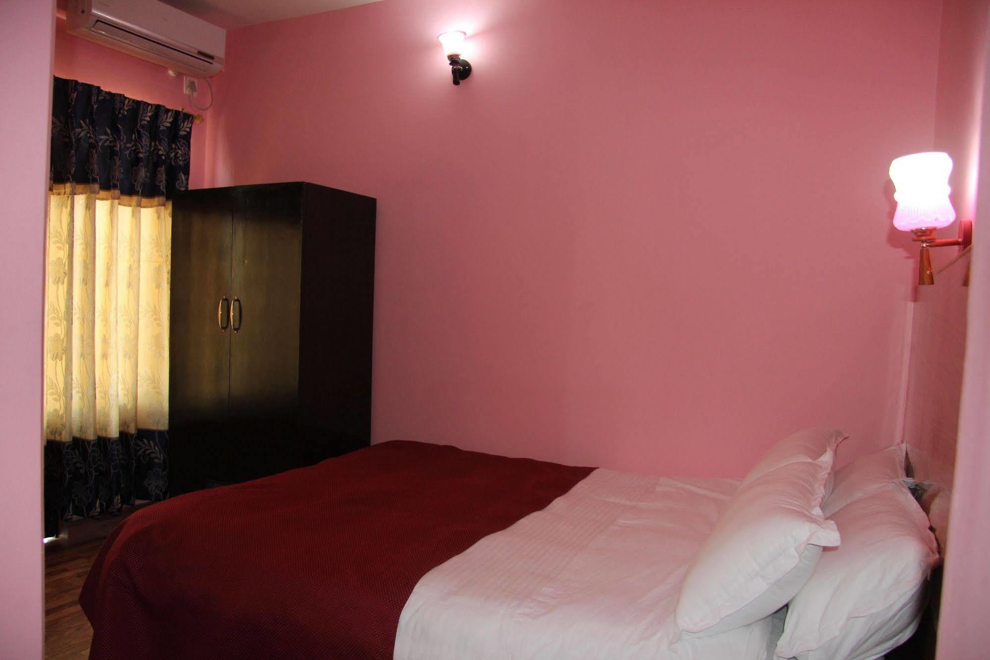 Hotel Buttercup Pokhara Bagian luar foto