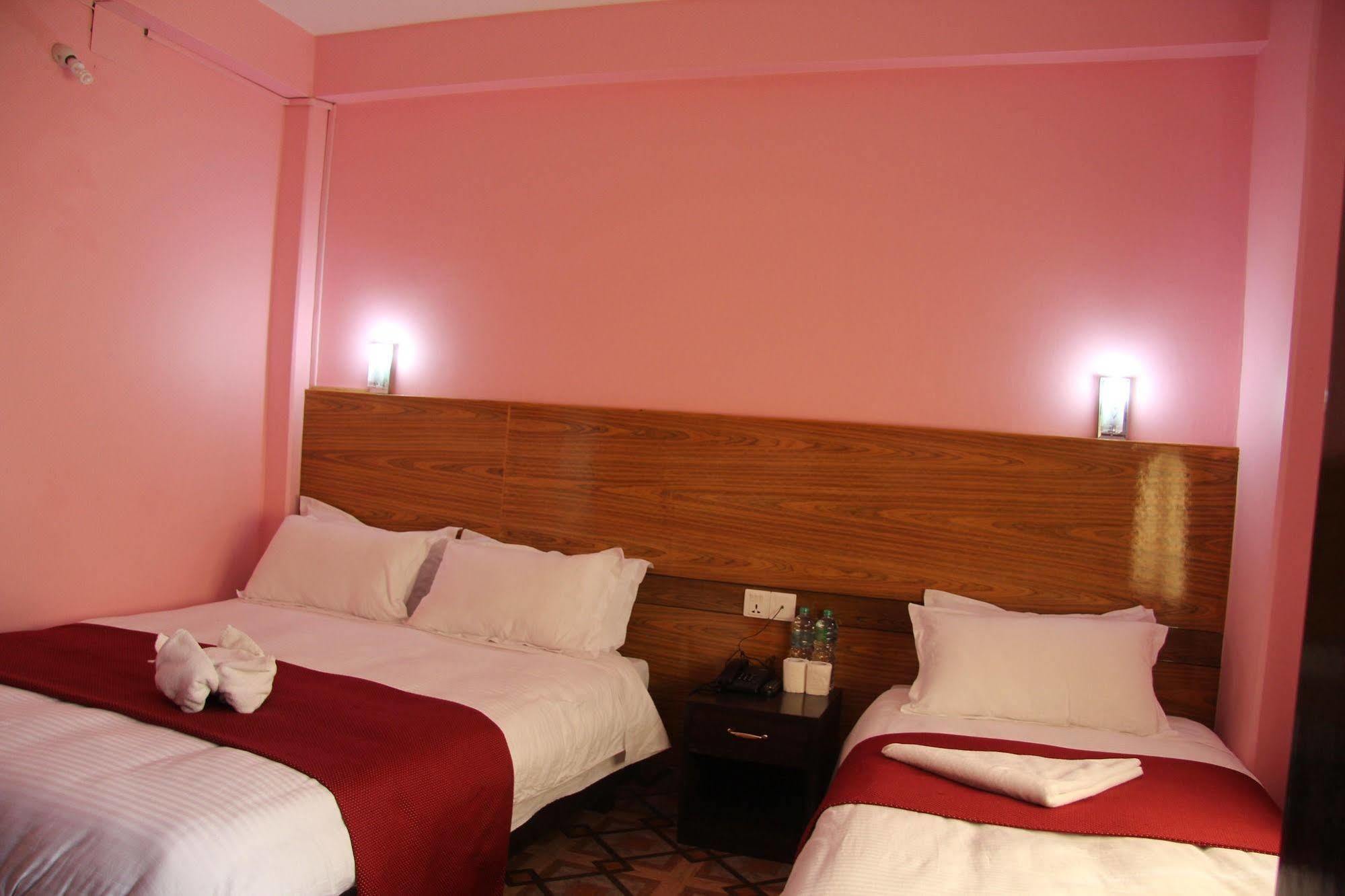 Hotel Buttercup Pokhara Bagian luar foto