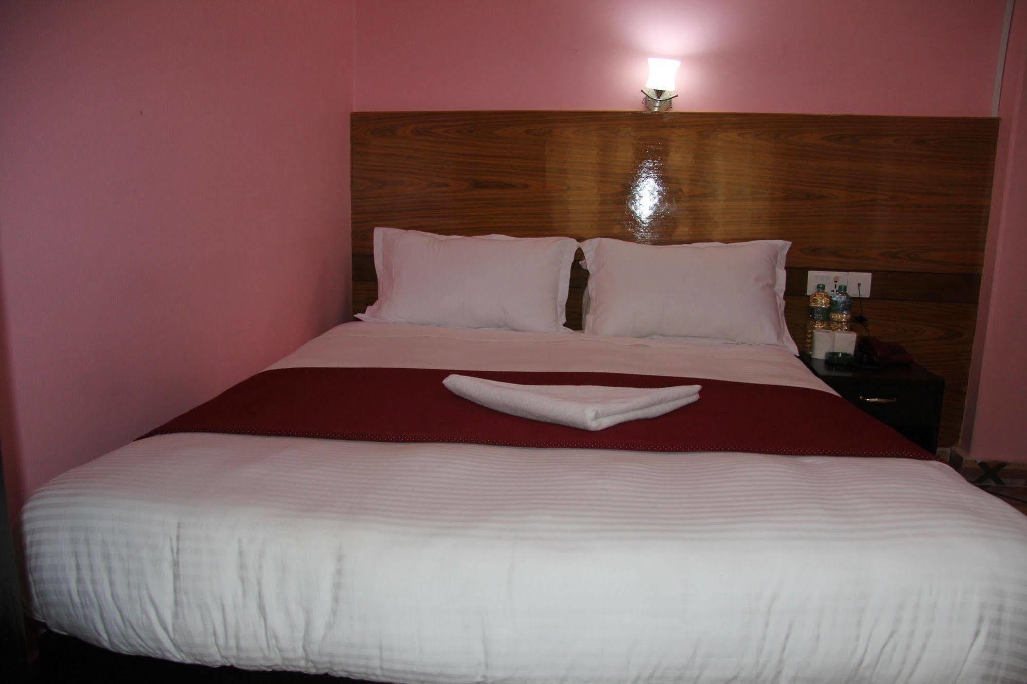 Hotel Buttercup Pokhara Bagian luar foto