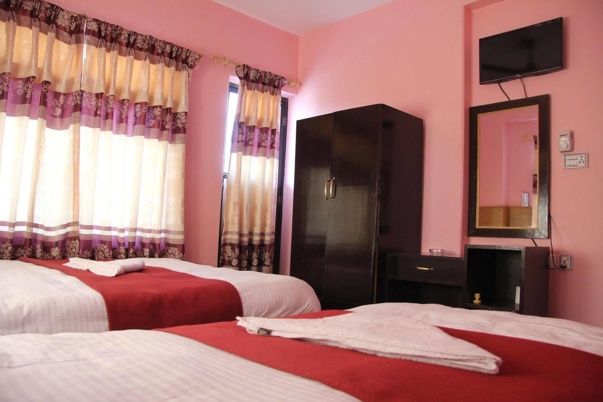 Hotel Buttercup Pokhara Bagian luar foto