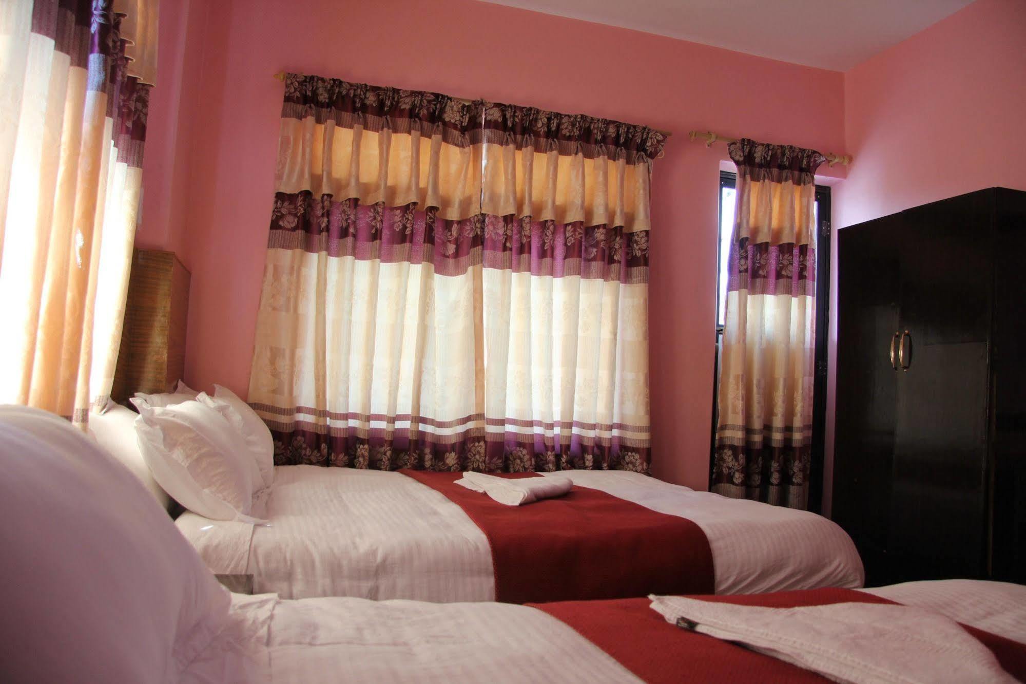 Hotel Buttercup Pokhara Bagian luar foto
