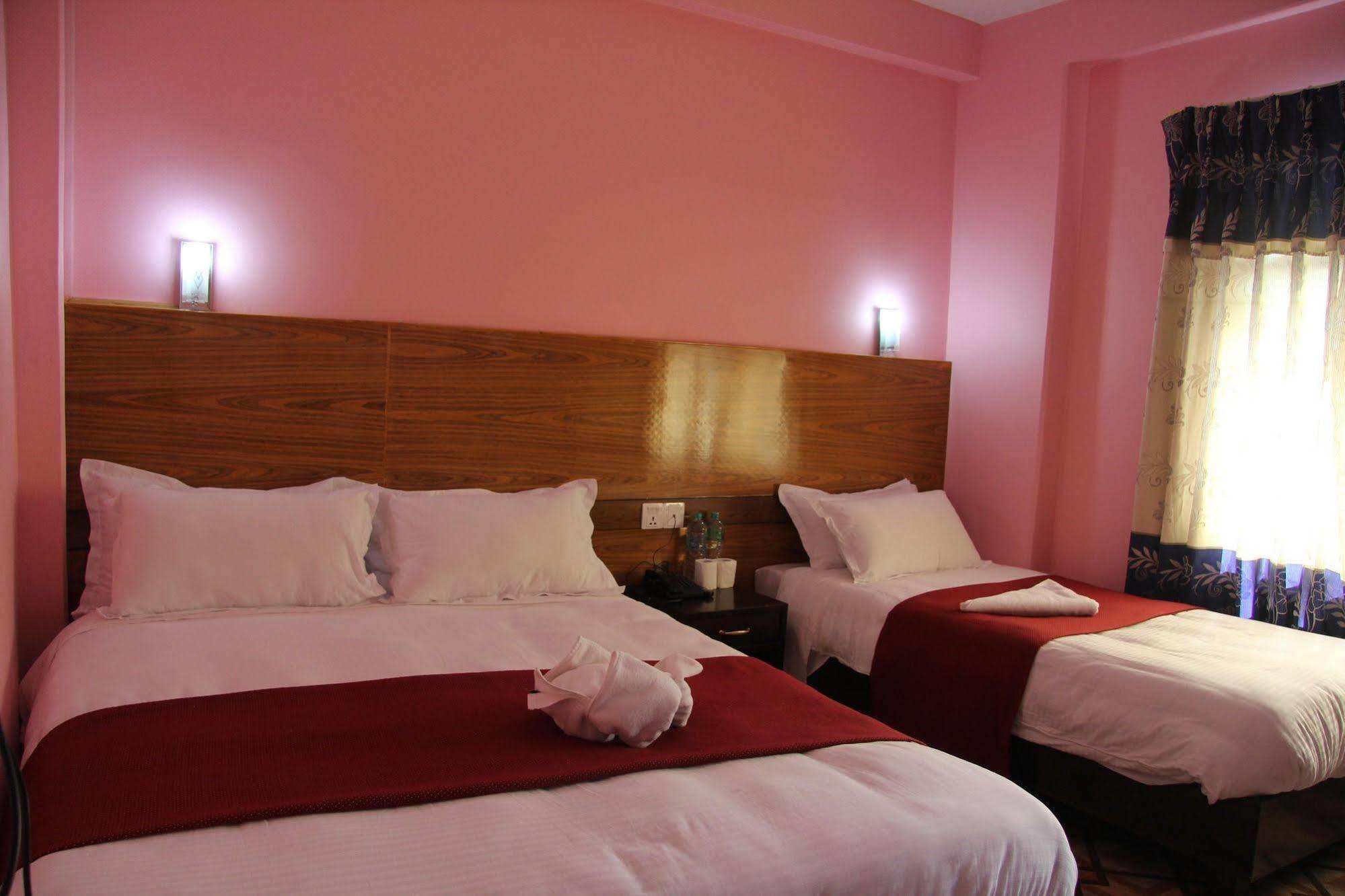 Hotel Buttercup Pokhara Bagian luar foto
