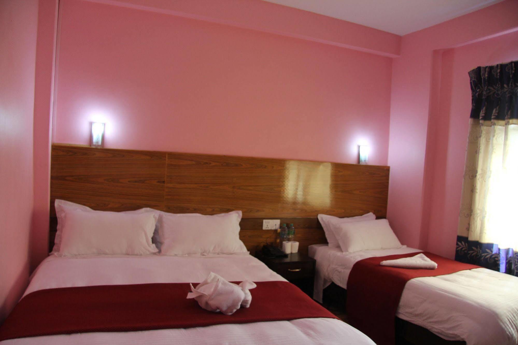 Hotel Buttercup Pokhara Bagian luar foto