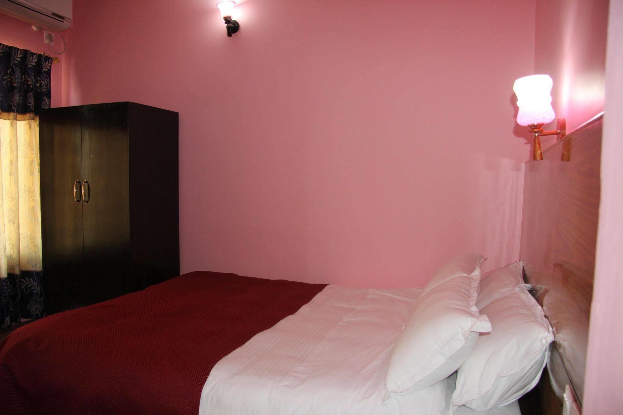 Hotel Buttercup Pokhara Bagian luar foto