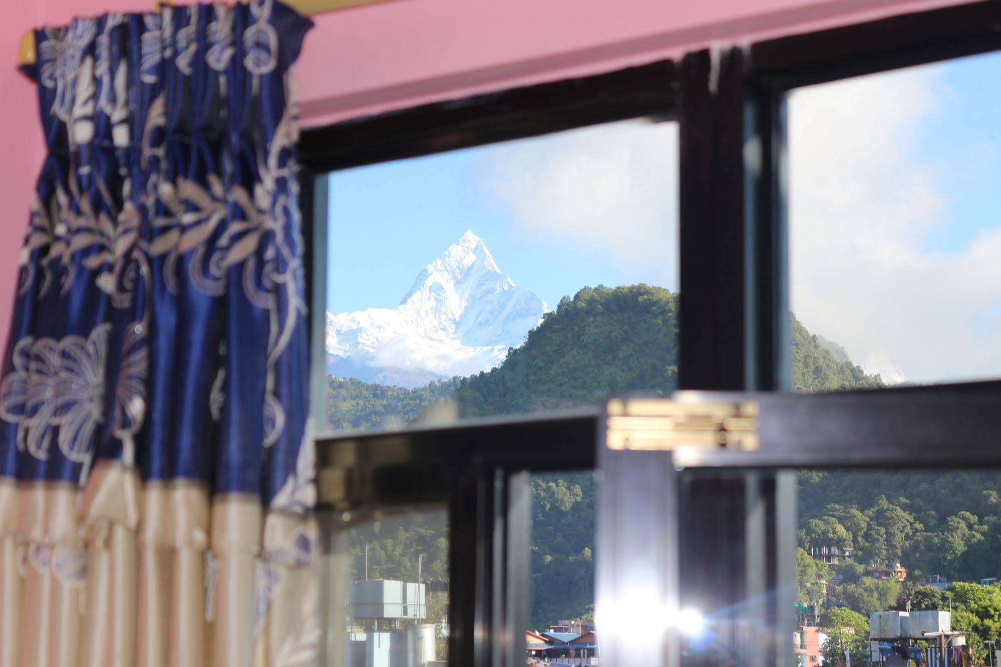 Hotel Buttercup Pokhara Bagian luar foto