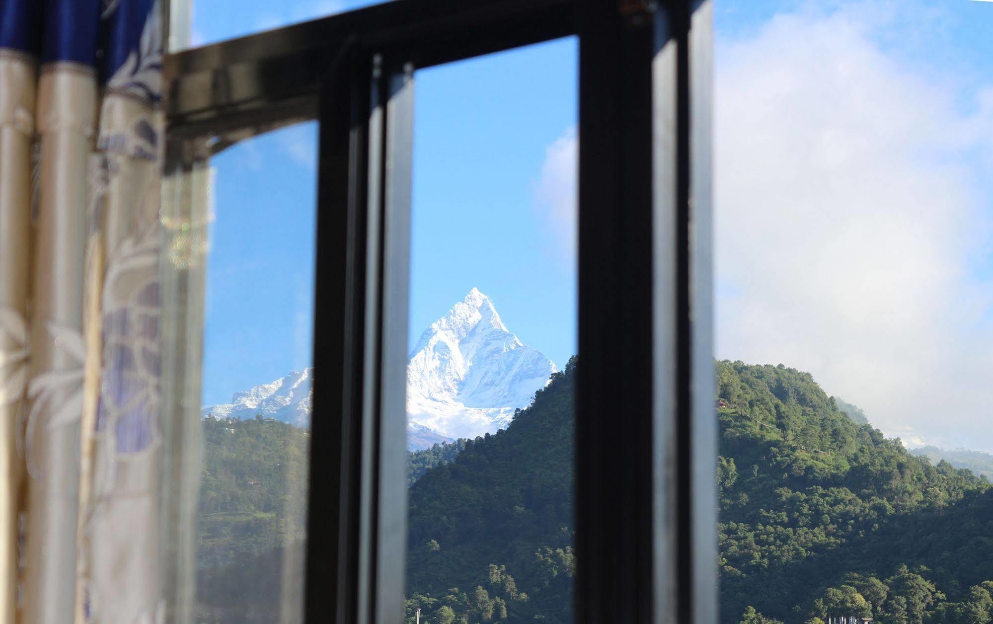 Hotel Buttercup Pokhara Bagian luar foto