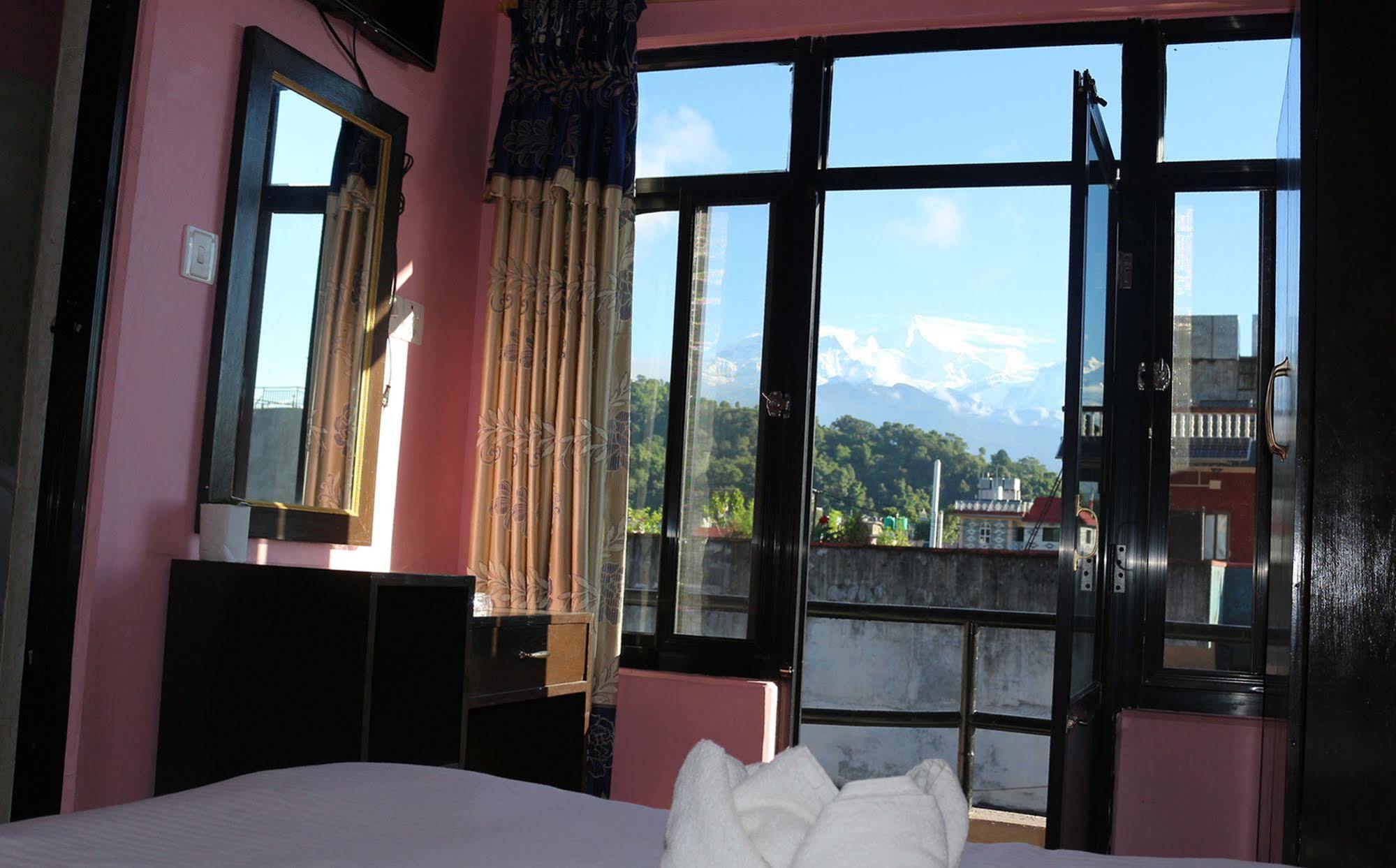 Hotel Buttercup Pokhara Bagian luar foto