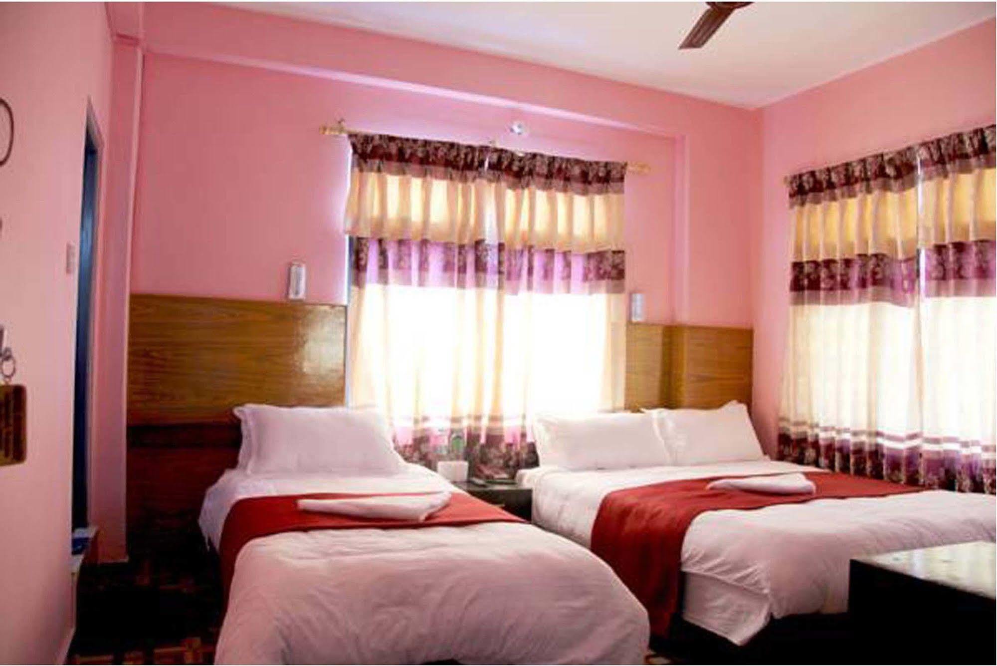 Hotel Buttercup Pokhara Bagian luar foto