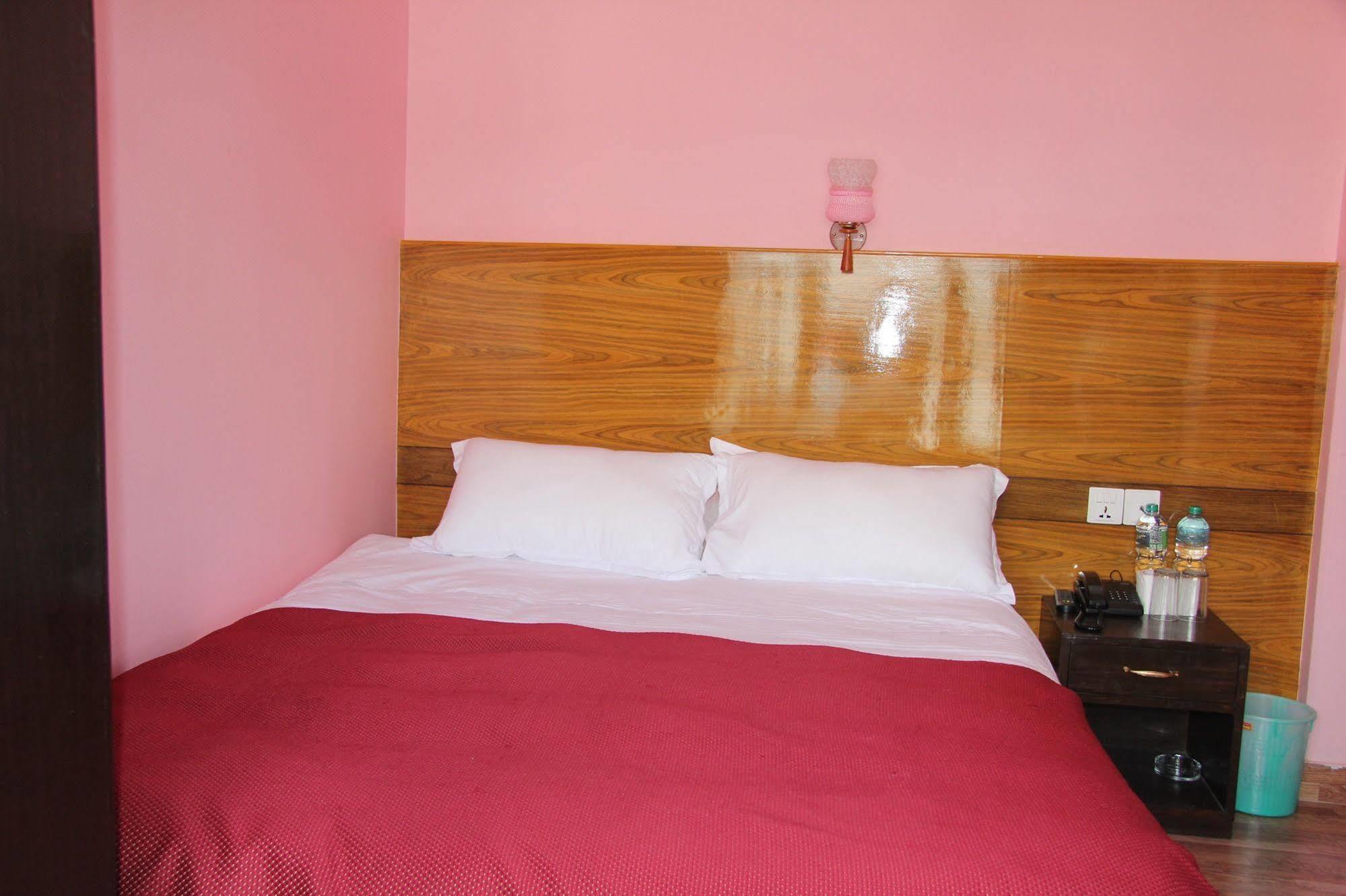Hotel Buttercup Pokhara Bagian luar foto
